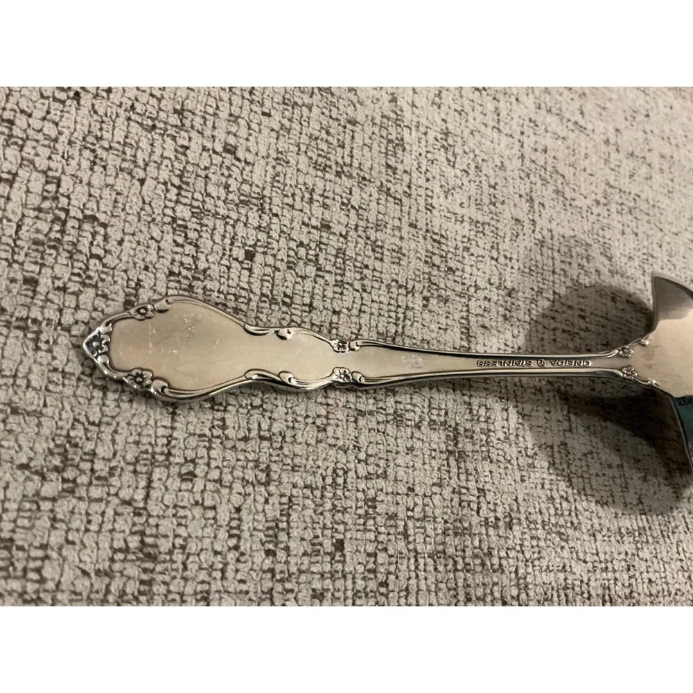 Oneida Damask Rose Stainless Gravy Ladle Scalloped‎ Shell Bowl Floral Handle